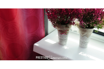 Biały, marmur, złoty dąb czy orzech? Jak wybrać idealną nakładkę na parapet do swojego wnętrza