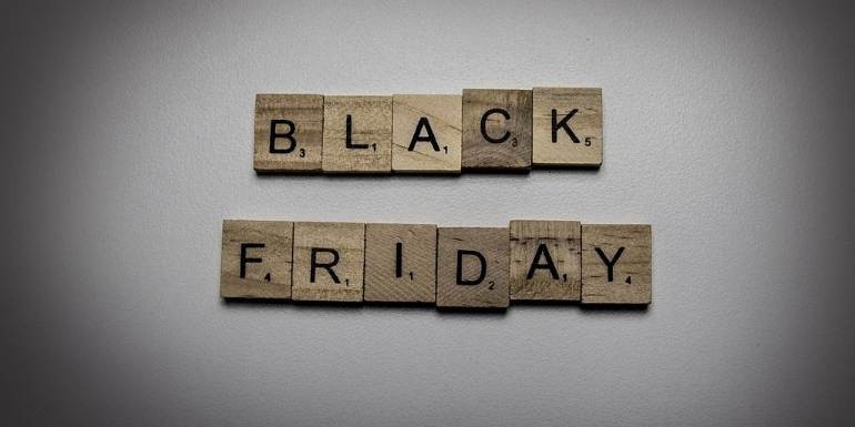 Black Friday 2023: Jak wybrać najlepsze okazje dla Twojego domu? Okiennice ażurowe, drewniane parawany, drzwiczki ażurowe i karnisze KS